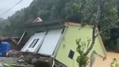 Clip: Xót xa khoảnh khắc nước lũ  "nuốt chửng " ngôi nhà mới xây tại Nghệ An