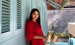 Nữ sinh lớp 6 đặc biệt, ngày đi làm, tối mặc đồng phục đi tìm con chữ ở tuổi 22