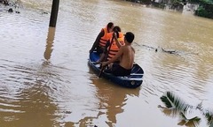 Tin tức giáo dục 24h: Trường học ở Nghệ An hoang tàn sau bão, thầy cô bơi thuyền đến trường