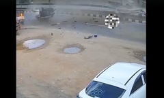 Clip: Ôtô bay qua dải phân cách rồi lật ngửa, một người văng ra khỏi xe