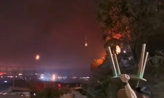 Clip: Hàng trăm drone bốc cháy, rơi xuống như  "mưa lửa ", màn trình diễn pháo hoa biến thành thảm hoạ