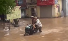 Rơi nước mắt khoảnh khắc ông lão Hà Nội đẩy xe giữa dòng nước ngập đưa vợ đi khám bệnh