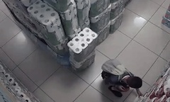 Camera ghi lại cảnh bé trai 10 tuổi ngang nhiên  "châm lửa " đốt giấy ăn trong siêu thị