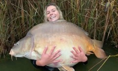 Nữ cần thủ  "vật lộn " với  "quái ngư " cá chép nặng 41kg