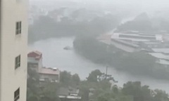 Khoảnh khắc tia sét  "xé toạc " bầu trời trong cơn mưa  "như trút nước " ở Hà Nội
