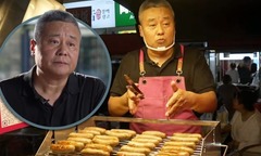 Vỡ nợ 170 tỷ, đại gia U60 ra đường bán xúc xích, kiếm 3,7 tỷ đồng mỗi phiên livestream 