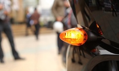 Xe máy vượt ôtô trong đường làng có cần xi nhan?