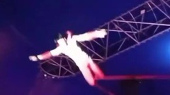 Camera ghi cảnh nghệ sĩ xiếc rơi từ độ cao 9m xuống đất khi đang biểu diễn, khán giả hoảng loạn la hét