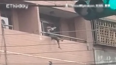 Camera ghi lại cảnh gây sốc: Bé trai ngồi  "vắt vẻo " trên lan can tầng cao, vô tư ăn cơm