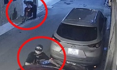 Camera ghi lại cảnh 2 nghi can trộm cần gạt nước nhiều ô tô tại Hà Nội