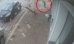 Clip:  Ban công đột ngột đổ sập, người phụ nữ thoát chết trong gang tấc