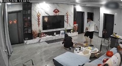 Clip: Người đàn ông to lớn lao vào đánh vợ, lôi con gái quật ngã xuống sàn khiến mạng xã hội dậy sóng