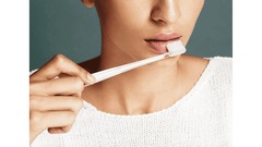 Mẹo thoa son căng mọng không cần tiêm filler