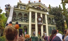 Người phụ nữ ngoài 60 tuổi tử vong khi trải nghiệm  "nhà ma " ở Disneyland