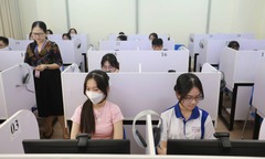 Thi tốt nghiệp THPT trên máy tính: Thí sinh ái ngại, lo không quen gõ phím, cảm xúc  "trôi tuột " theo con chữ