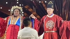 Chàng trai kết hôn với cô dâu châu Phi lớn hơn 20 tuổi, phản ứng  "bất ngờ " của phụ huynh
