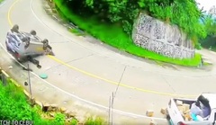 Mất phanh khi đổ đèo, xe bán tải húc ô tô khác lật ngửa rồi đâm xầm vào tường chắn, biến dạng