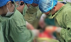 Tự mua thuốc phá thai về uống, cô gái trẻ ở Hà Nội bị vỡ tử cung, suýt mất mạng