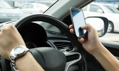 Dừng xe máy để nghe điện thoại, có bị phạt?