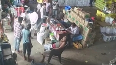 Clip: Nam công nhân bất ngờ lên cơn đau tim, tử vong ở nơi làm việc, ông chủ chỉ ngồi nhìn gây phẫn nộ