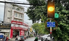 Ở nơi đèn đỏ được rẽ phải, tài xế ứng xử thế nào khi gặp đèn vàng?