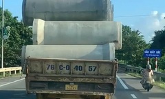 Phạt tài xế xe tải chở cống bê tông không chằng buộc,  "chênh vênh " trên đường