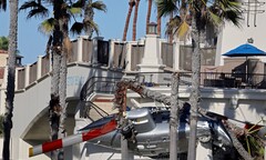 Clip: Trực thăng mất kiểm soát, xoay vòng rồi lao thẳng xuống bãi biển đông nghẹt ở Mỹ