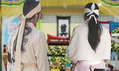  Vợ phát hiện chồng ngoại tình, có con riêng ngay tại đám tang bố chồng