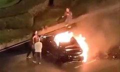 Clip: Ô tô bốc cháy ngùn ngụt sau va chạm, tài xế bị kẹt bên trong, tử vong thương tâm