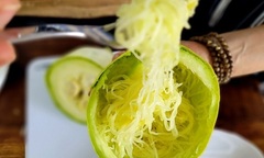 Lạ lùng loại bí có phần ruột tách thành sợi như mì spaghetti, giá cao ngất ngưởng