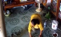 Cụ bà thoát chết trong gang tấc khi rắn hổ mang  "lượn lờ " uốn éo ngóc đầu phì phò trong phòng khách