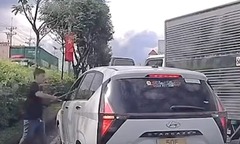 CSGT làm việc với tài xế xe tải chèn ép, đập kính ô tô con giữa đường ở TP.HCM