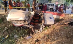 Xe cứu thương nổ lốp, mất lái gây tai nạn kinh hoàng, 4 người tử vong thương tâm tại Ấn Độ