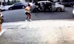 Clip: Người đàn ông bị nhóm người đi ô tô cướp đồng hồ Rolex, vòng vàng, nhẫn cưới ngay giữa đường