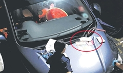 Bàng hoàng phát hiện thi thể người phụ nữ trong ô tô cùng nhiều bao lì xì và tiền mặt ở Singapore