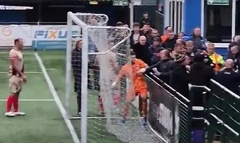 Clip: Cầu thủ lao vào đấm nhau với cổ động viên, sân cỏ biến thành võ đài