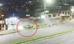 Clip: Kinh hoàng khoảnh khắc ô tô đâm vào cột điện ven đường, 4 người tử vong