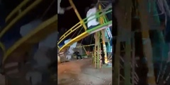 Clip: Trò chơi mạo hiểm bất ngờ đổ sập tại hội chợ 10 người bị thương nặng