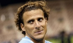 Diego Forlan gãy 3 xương sườn sau va chạm kinh hoàng trên sân cỏ