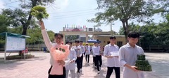Nam sinh Hà Nội  "bê tráp ăn hỏi " tặng quà 20/10 cho cô và bạn nữ gây sốt mạng xã hội