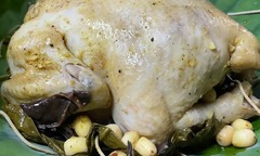 Cách làm gà hấp lá sen nguyên con