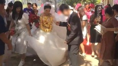 Cô dâu đeo 60 kg vàng trong ngày cưới, khách mời lo lắng hỏi  "em có đau vai không? "