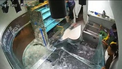 Clip: Bể cá khổng lồ trong nhà hàng bất ngờ vỡ tan tành, khách hàng hoảng hốt bỏ chạy