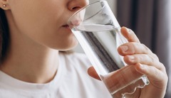 Nên uống bao nhiêu lít nước mỗi ngày để thận khỏe?