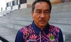 HLV đấm cầu thủ 