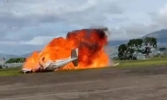 Clip: Máy bay rơi xuống đường băng rồi bốc cháy dữ dội, 2 phi công thiệt mạng ở Venezuela