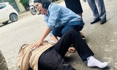 Trên đường đi họp về, nữ giám đốc bệnh viện dừng xe khẩn cấp, cứu người bị tai nạn