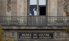 Nghi phạm vụ trộm 102 triệu USD trang sức từ bảo tàng Louvre  "sa lưới "
