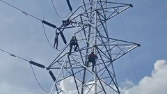 Clip: Thót tim cảnh người đàn ông  "làm xiếc " trên cột điện cao thế, mất thăng bằng rồi rơi thẳng xuống đất