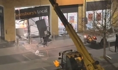 Clip: Trộm táo tợn dùng máy nâng đánh cắp cây ATM ở siêu thị trong đêm